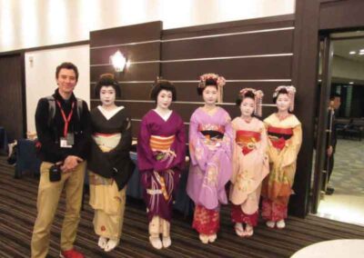 Con Geishas y Maikos en un congreso de Reiki en Japón.